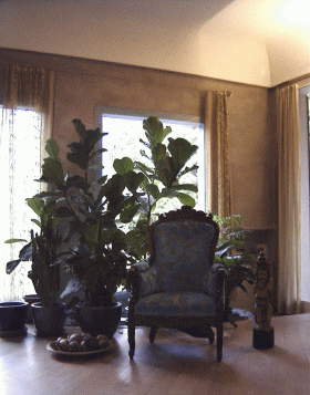 Poltroncina d'antiquariato nel soggiorno restaurato