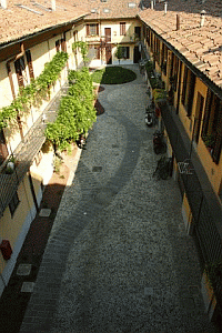 Restauro di cortile milanese presso il Naviglio