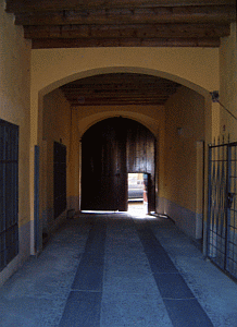 Ingresso carraio del cortile milanese restaurato