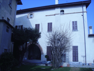 Facciata di palazzo antico comasco restaurata