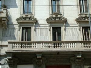 Facciata in stile liberty di condominio milanese restaurata