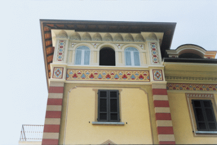 Particolare della facciata artistica restaurata con pittura ai silicati