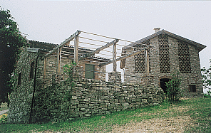 Terrazzo con pergolato del fienile piacentino recuperato ad abitazione