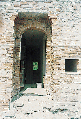 Porta medioevale riaperta nel fienile piacentino recuperato ad abitazione