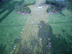 Vialetto ed aiuola del giardino di palazzo lombardo