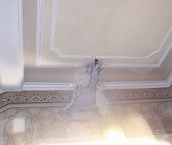 Particolare del soffitto decorato prima del restauro